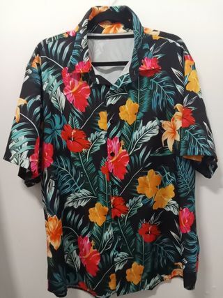 Camisa hawaiana negra estampada