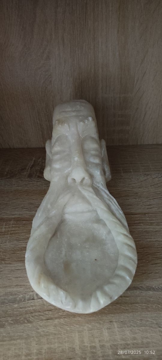 jabonera peculiar tallada a mano  en mármol