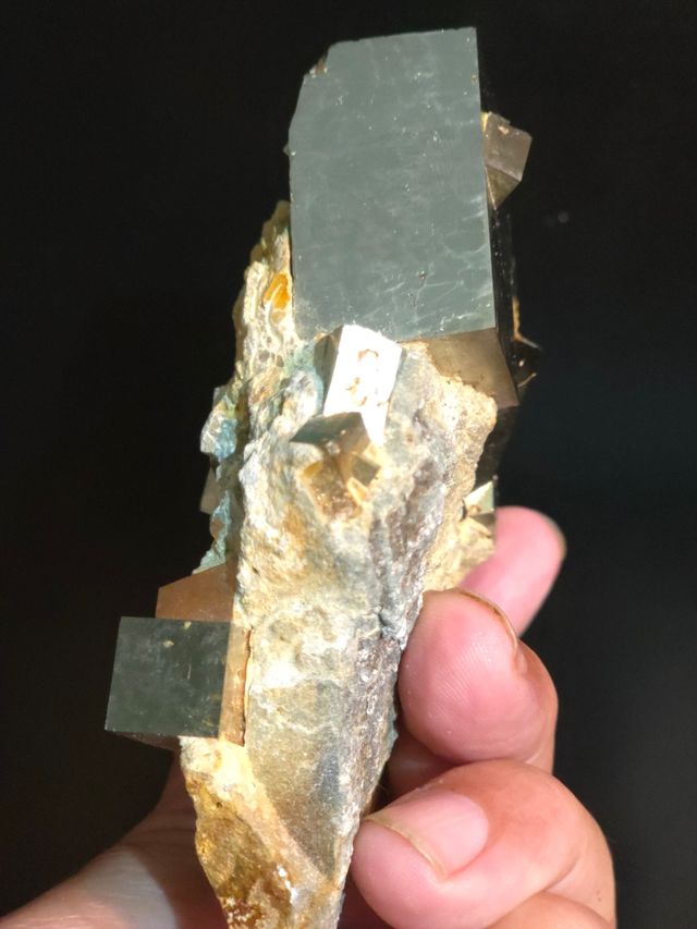 Pirite cubica in matrice