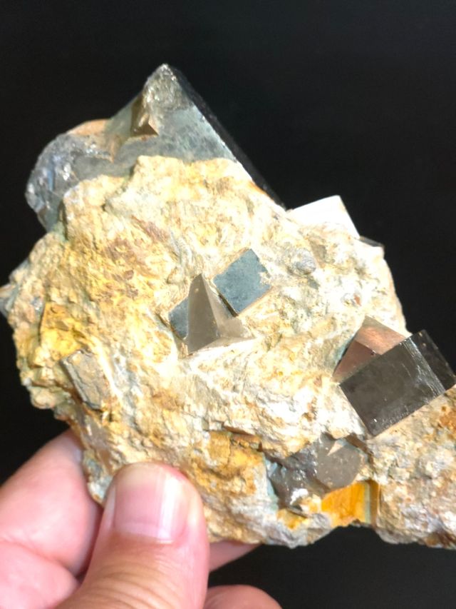 Pirite cubica in matrice