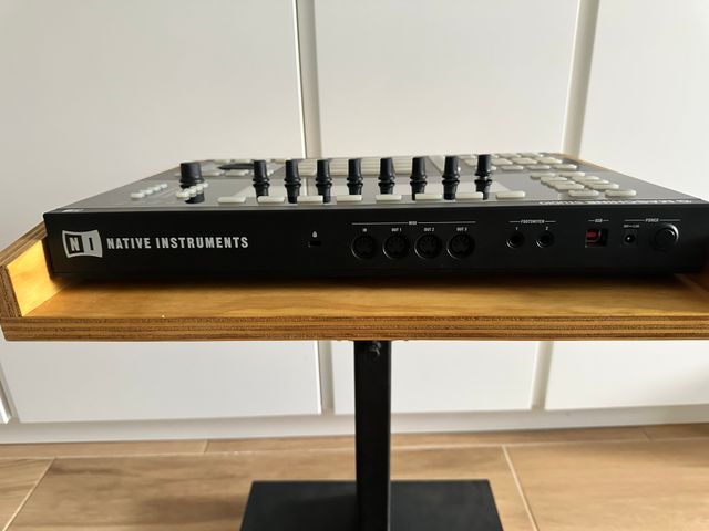 Maschine Studio NI + Soporte Custom