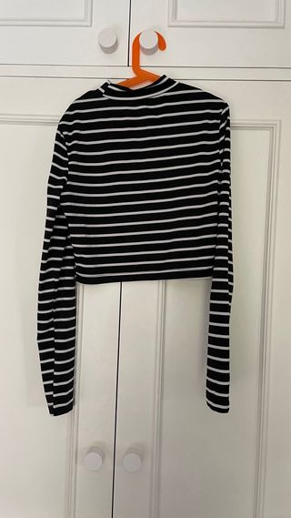 Camisetas top crop rayas blancas y negras
