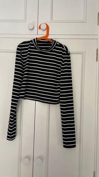 Camisetas top crop rayas blancas y negras