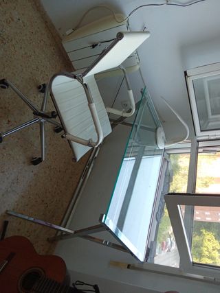 Mesa escritorio cristal moderna y silla polipiel