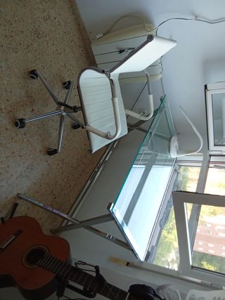 Mesa escritorio cristal moderna y silla polipiel