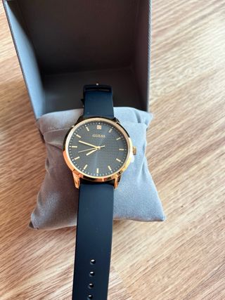 Reloj Guess - Negro y Dorado