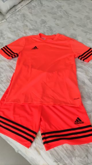 Ropa deportiva térmica y conjuntos Adidas.