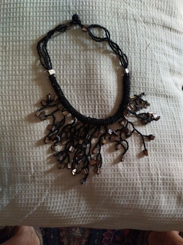 Collana con ciondoli marroni