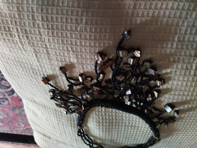 Collana con ciondoli marroni