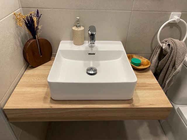 pica de baño con soporte madera