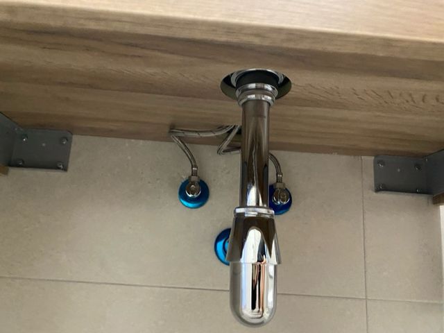 pica de baño con soporte madera