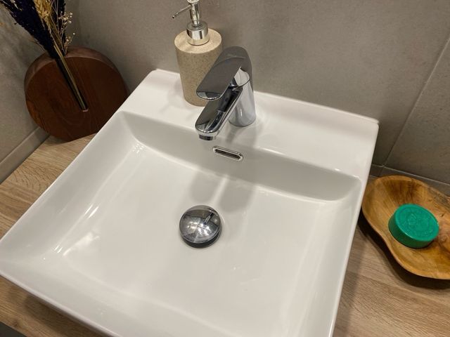 pica de baño con soporte madera