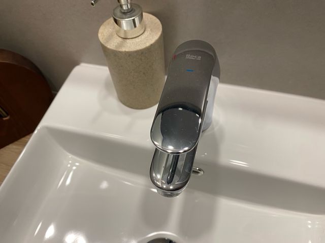 pica de baño con soporte madera