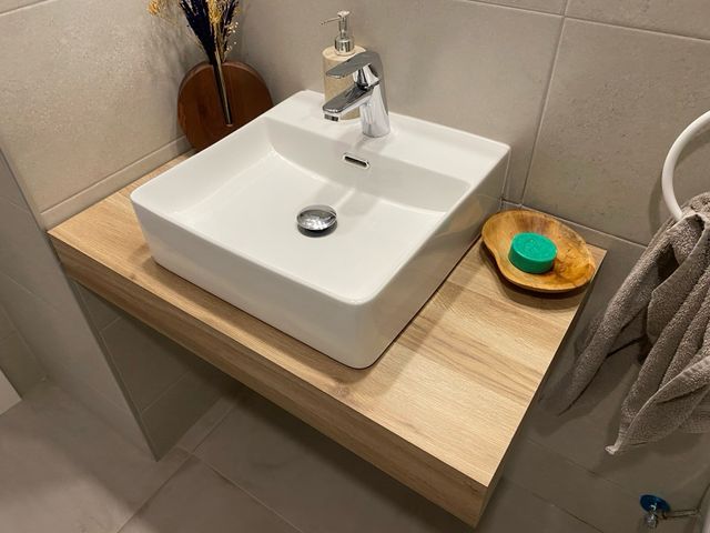 pica de baño con soporte madera