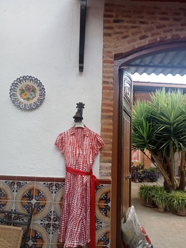 Vestido de lunares irregulares  rojo-blanco.