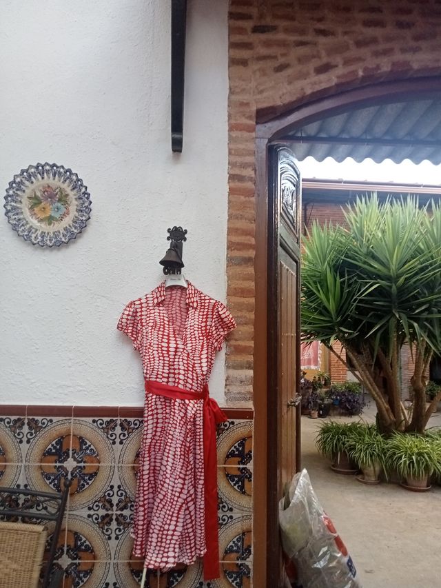 Vestido de lunares irregulares  rojo-blanco.