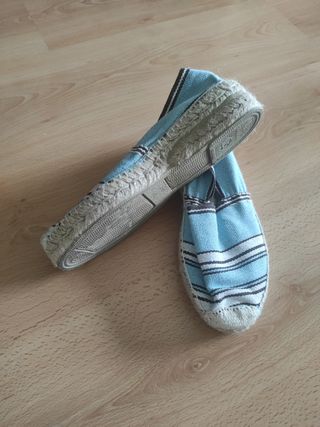 Alpargatas azules y blancas artesanales