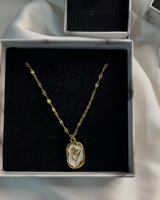 Collar con colgante de flor