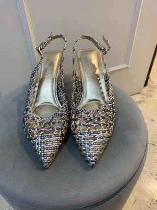 Zapatos de piel dorados.