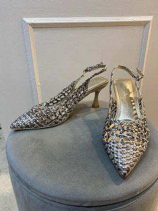 Zapatos de piel dorados.