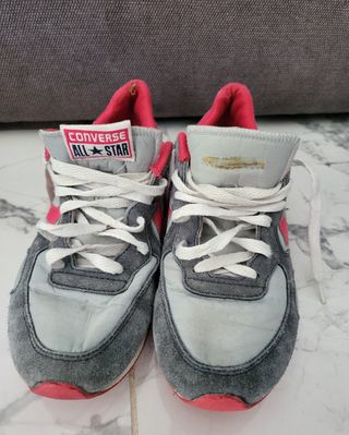 Converse grises y rojas
