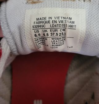 Converse grises y rojas