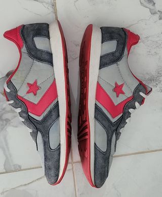 Converse grises y rojas