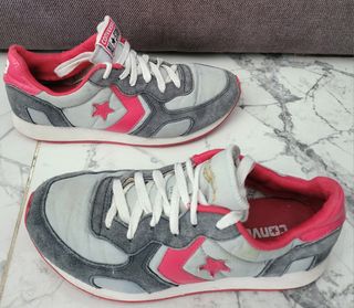 Converse grises y rojas