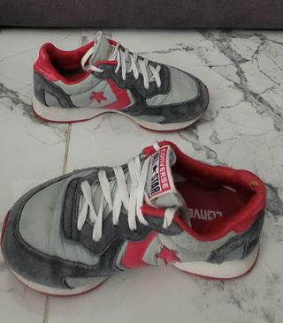 Converse grises y rojas