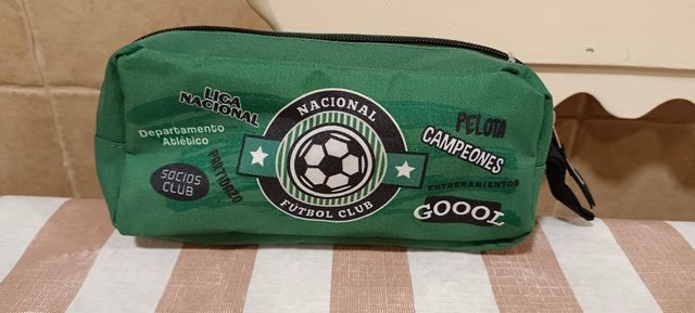 Estuche escolar verde fútbol Medidas 22x10x7cm