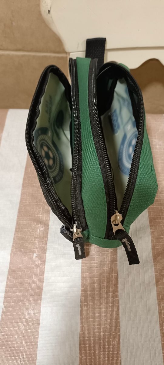 Estuche escolar verde fútbol Medidas 22x10x7cm