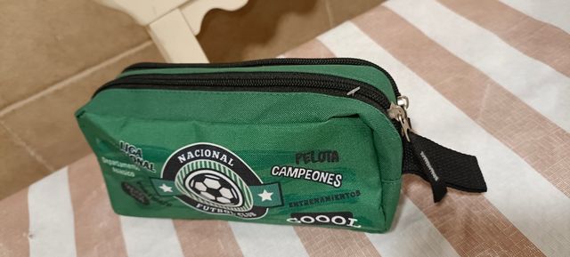 Estuche escolar verde fútbol Medidas 22x10x7cm