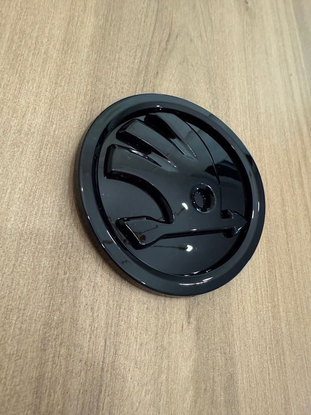 Emblema Skoda - Negro