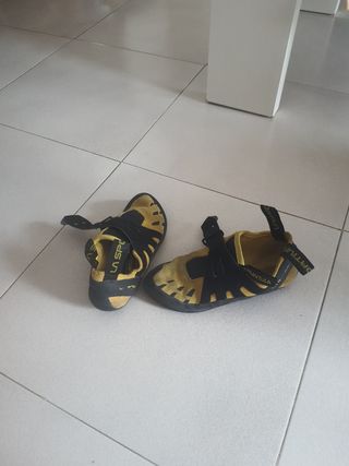Zapatillas escalada niño talla 34.