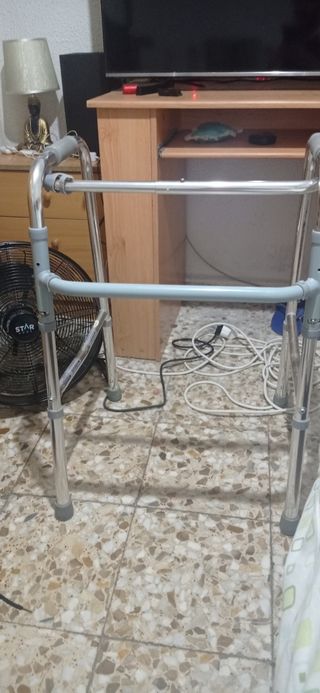 Andador para adultos de aluminio y WC portátil 