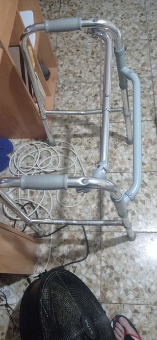 Andador para adultos de aluminio y WC portátil 