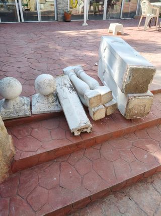Colonne e ringhiere in pietra