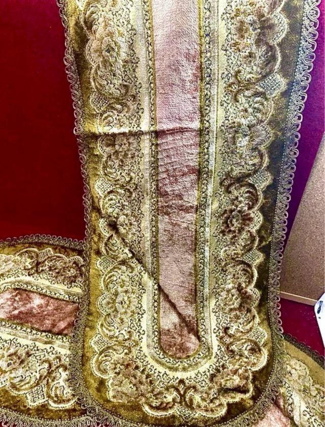 JUEGO DE TRES TAPETES ANTIGUOS BORDADOS