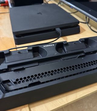 PS4 Slim (PlayStation 4) + mando + base negra