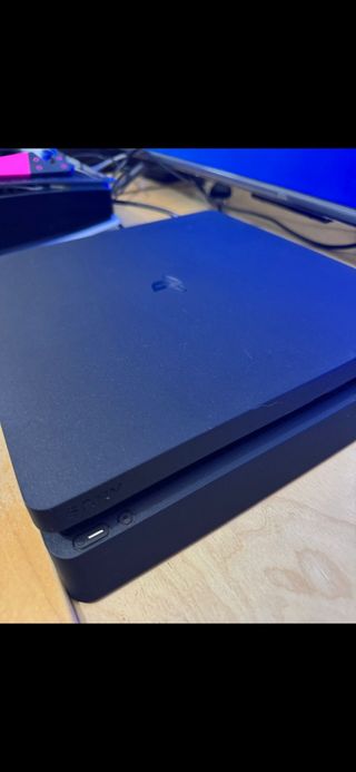 PS4 Slim (PlayStation 4) + mando + base negra