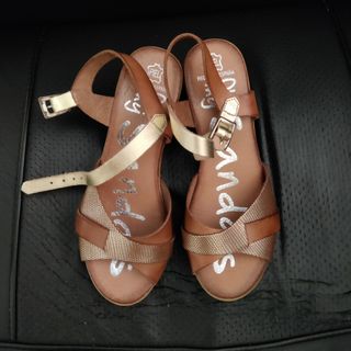 Sandalias marrón y dorado