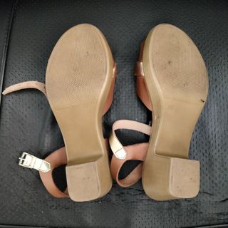 Sandalias marrón y dorado