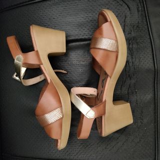 Sandalias marrón y dorado
