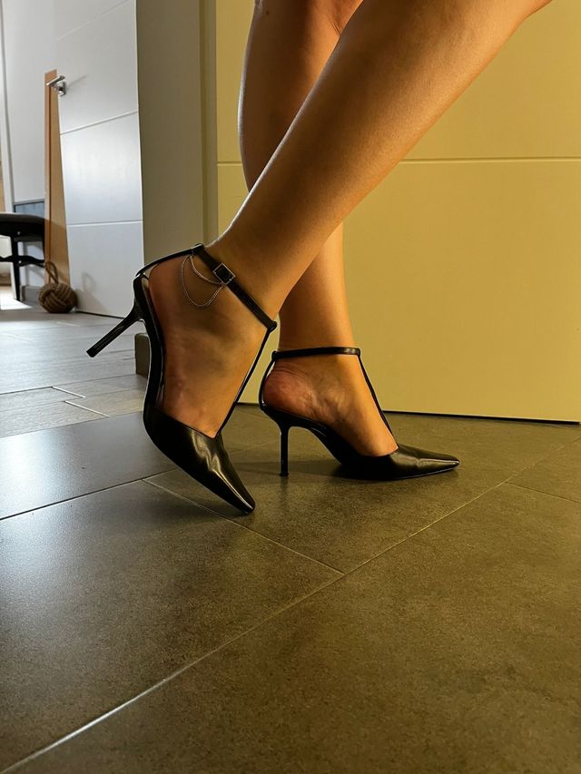 Zapatos tacón negros diseño correa en T. Talla 38.