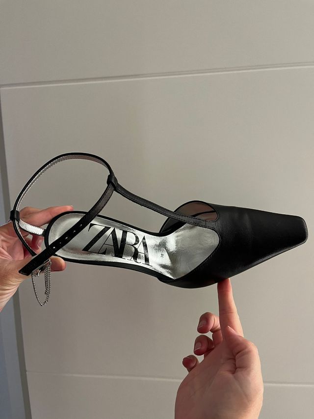 Zapatos tacón negros diseño correa en T. Talla 38.