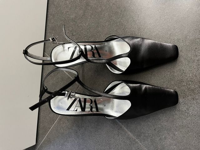 Zapatos tacón negros diseño correa en T. Talla 38.