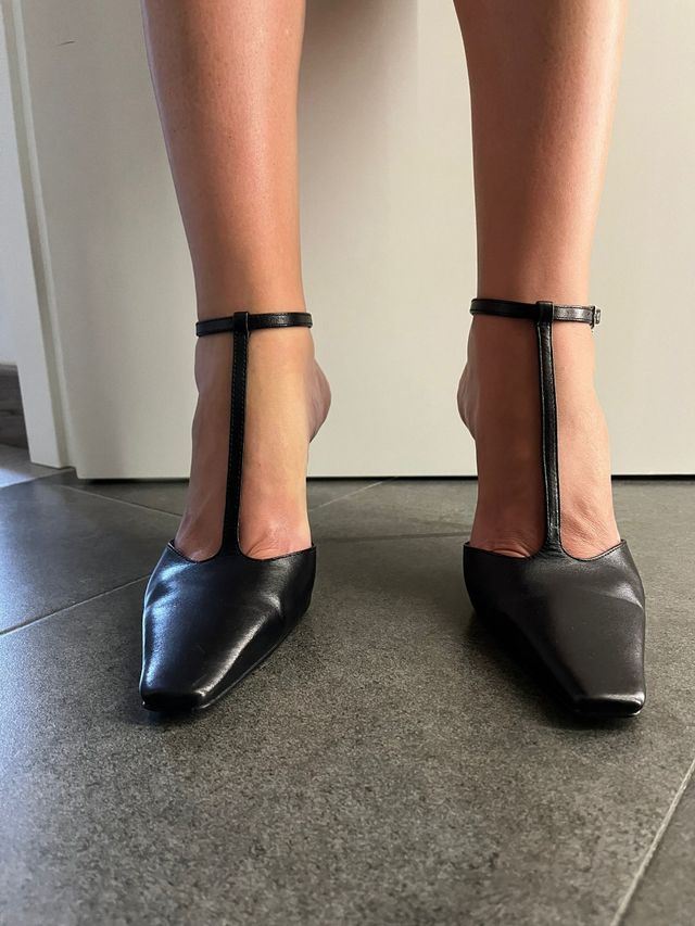 Zapatos tacón negros diseño correa en T. Talla 38.