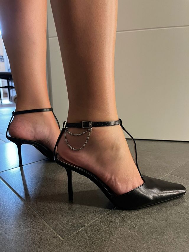 Zapatos tacón negros diseño correa en T. Talla 38.