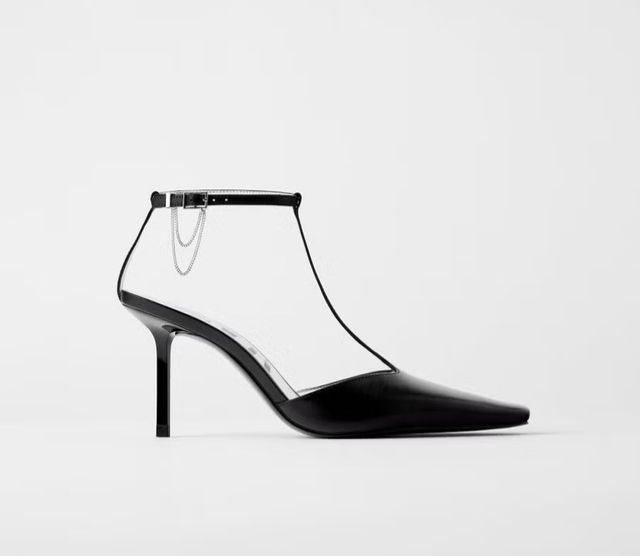 Zapatos tacón negros diseño correa en T. Talla 38.