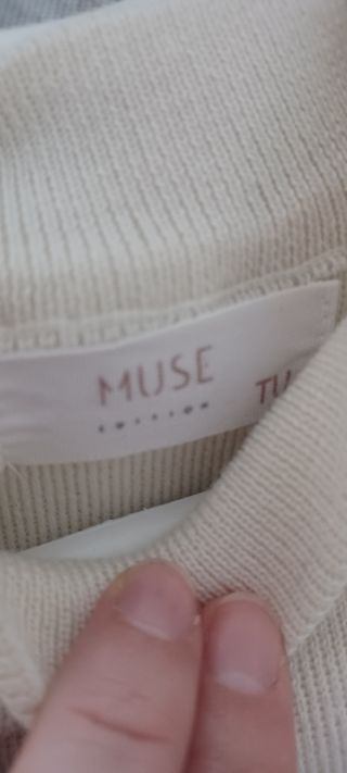 Top tirantes beige con botones dorados